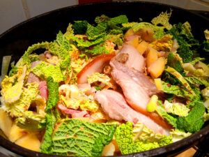 Recette du chou aux lards ardennais idéalement dans une cocotte en fonte