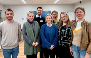 Les membres de l'association Mets d'Artdennes avec les producteurs présents au marché, et Adeline GRULET fondatrice du Guide du Bien Manger