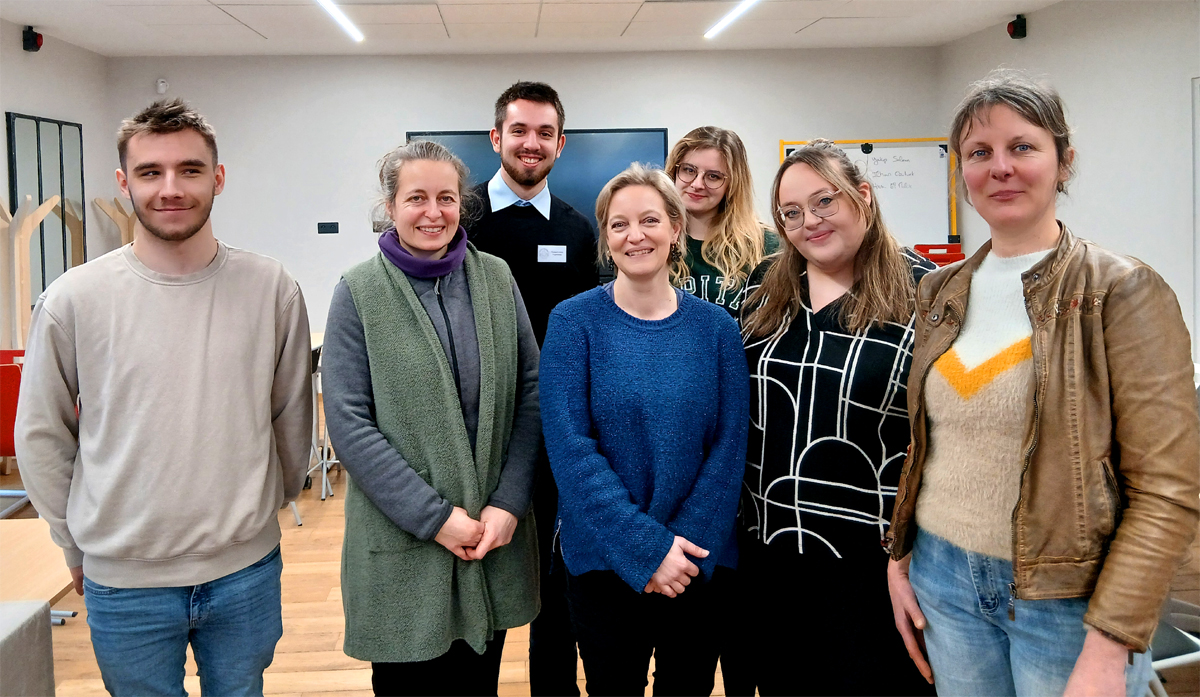 Les membres de l'association Mets d'Artdennes avec les producteurs présents au marché, et Adeline GRULET fondatrice du Guide du Bien Manger