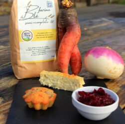 Planche apéritive avec chutney de betterave rouge, terrine de navet (légumes du Jardin de Perrine) et muffins au Maroilles et aux champignons des bois accompagnée de farine semi-complète des Graines d'Emmy