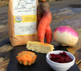 Planche apéritive avec chutney de betterave rouge, terrine de navet (légumes du Jardin de Perrine) et muffins au Maroilles et aux champignons des bois accompagnée de farine semi-complète des Graines d'Emmy