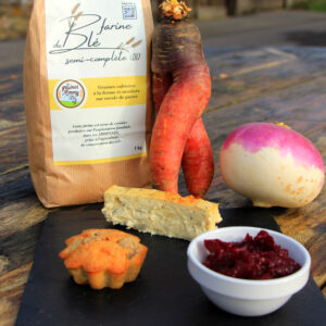 Planche apéritive avec chutney de betterave rouge, terrine de navet (légumes du Jardin de Perrine) et muffins au Maroilles et aux champignons des bois accompagnée de farine semi-complète des Graines d'Emmy