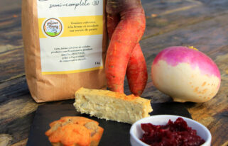 Planche apéritive avec chutney de betterave rouge, terrine de navet (légumes du Jardin de Perrine) et muffins au Maroilles et aux champignons des bois accompagnée de farine semi-complète des Graines d'Emmy