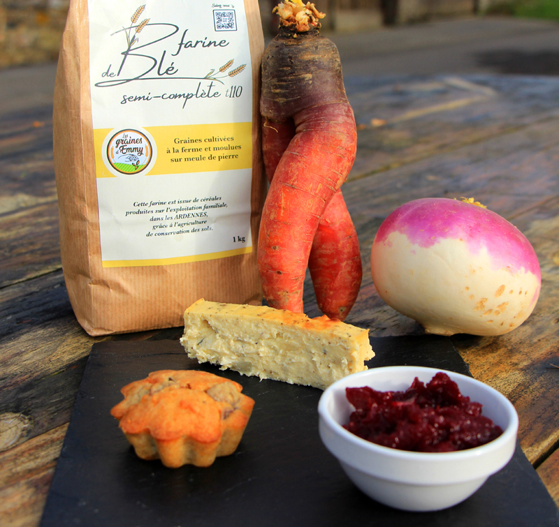 Planche apéritive avec chutney de betterave rouge, terrine de navet (légumes du Jardin de Perrine) et muffins au Maroilles et aux champignons des bois accompagnée de farine semi-complète des Graines d'Emmy