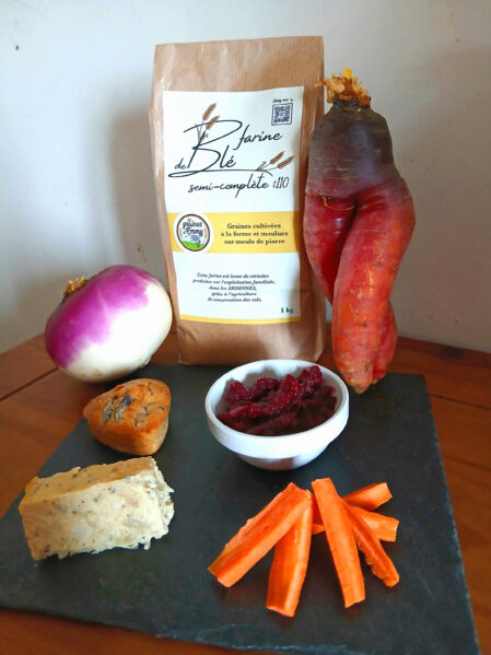 Planche apéritive avec chutney de betterave rouge, terrine de navet (légumes du Jardin de Perrine) et muffins au Maroilles et aux champignons des bois accompagnée de farine semi-complète des Graines d'Emmy