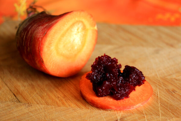 Chutney à la betterave rouge sur toast réalisé avec une tranche de carotte rouge et orange du Jardin de Perrine 