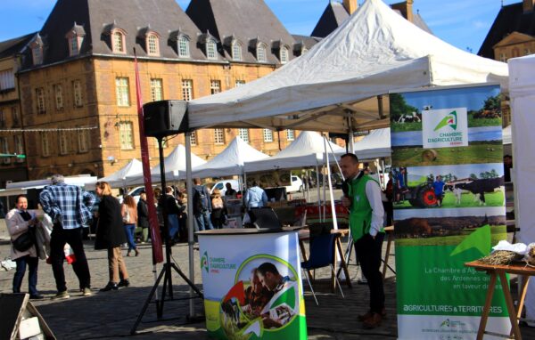 Rencontre avec les élus de la Chambre d'agriculture des Ardennes lors du marché "Place aux producteurs" à Charleville-Mézières
